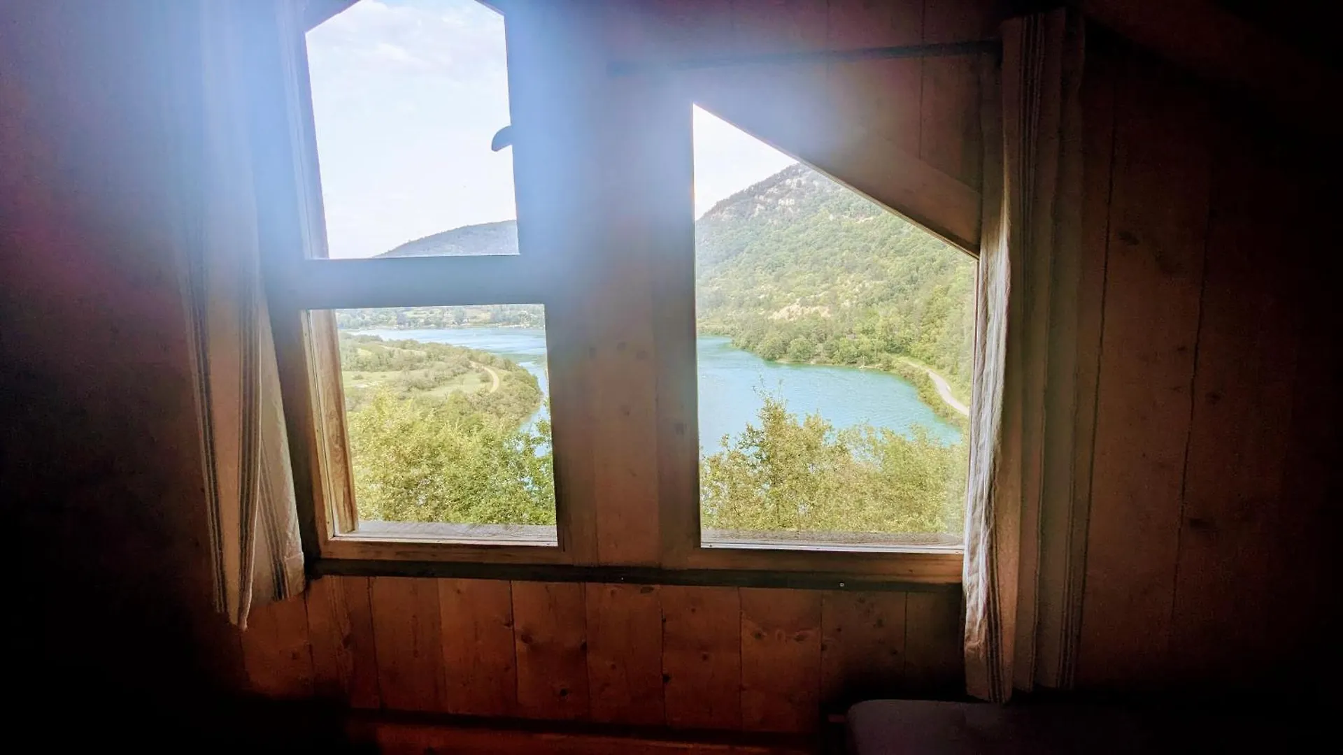Cabanes et Lodges du Belvedere Serrieres-sur-Ain France