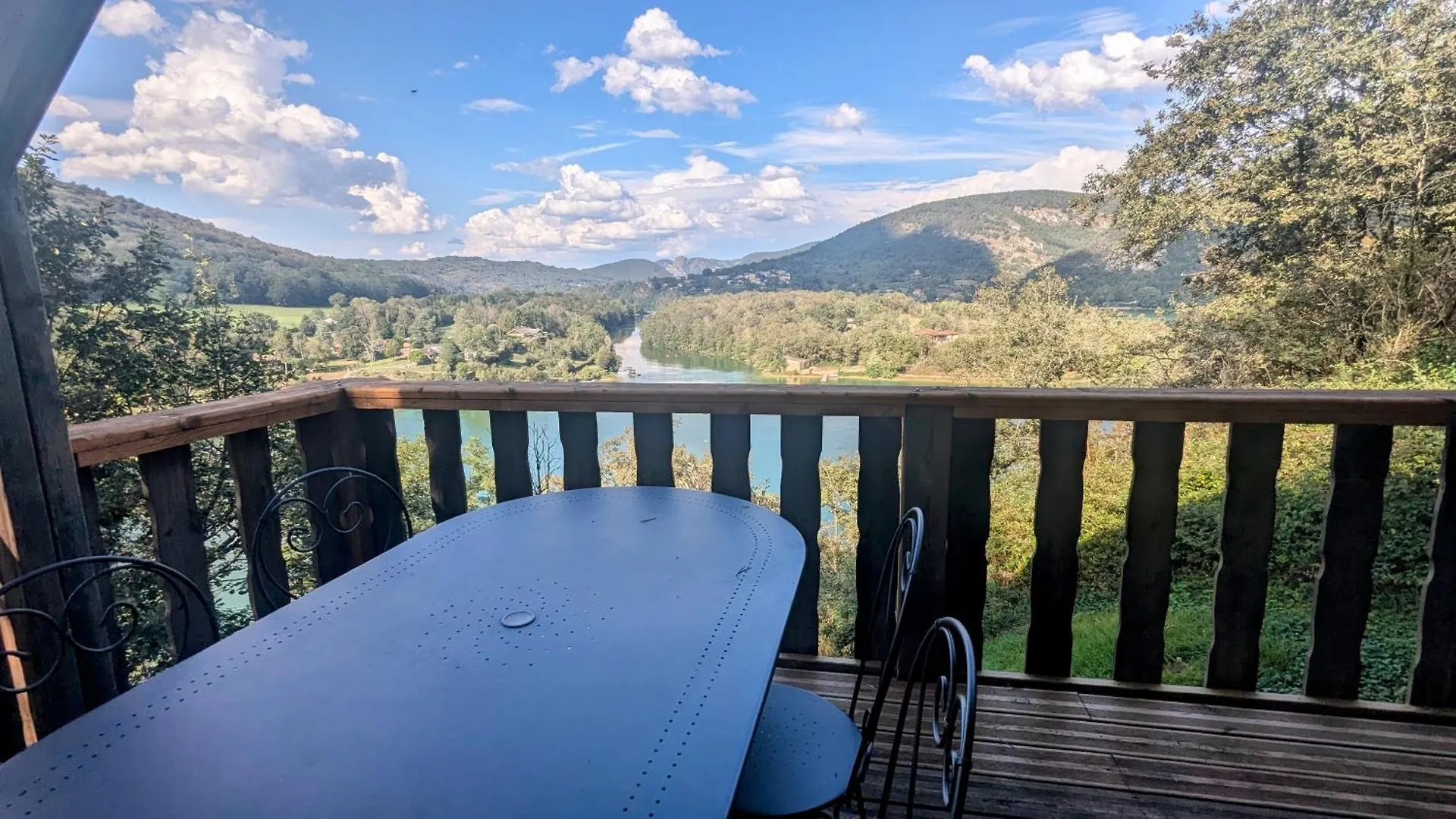 Cabanes et Lodges du Belvedere Serrieres-sur-Ain