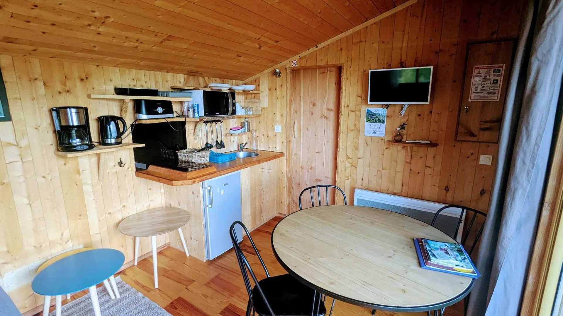 Cabanes et Lodges du Belvedere Serrieres-sur-Ain France