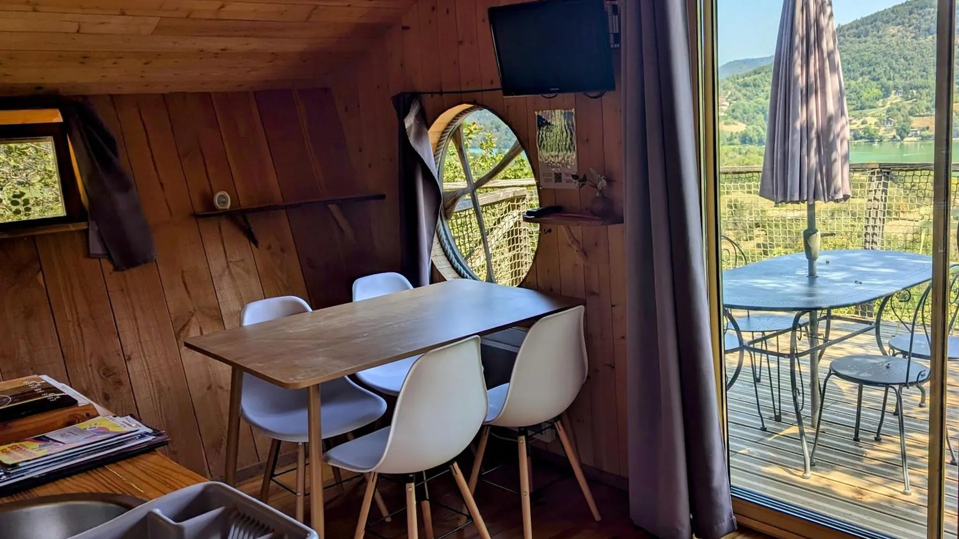 Cabanes et Lodges du Belvedere Serrieres-sur-Ain