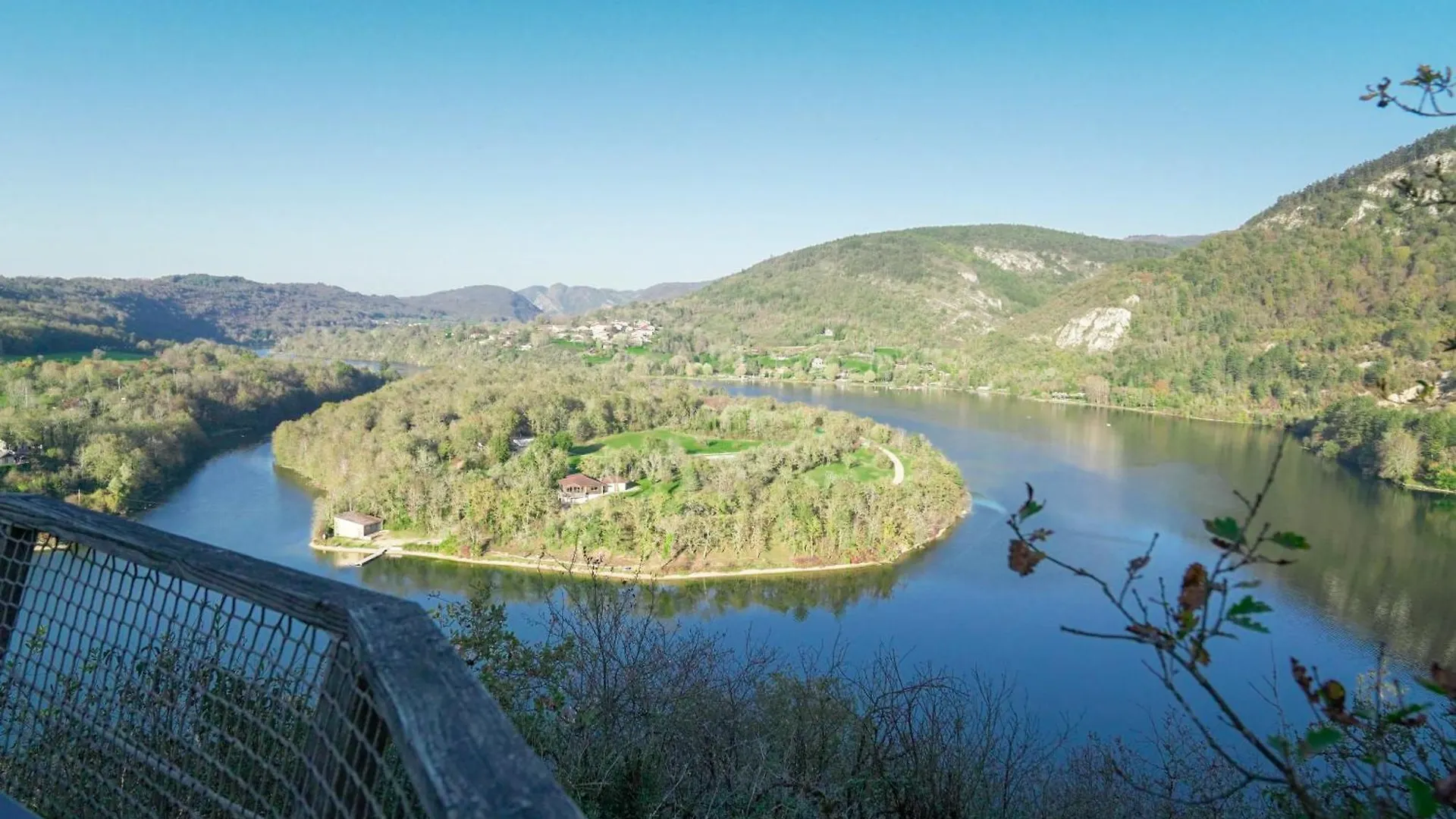 Cabanes et Lodges du Belvedere Serrieres-sur-Ain France
